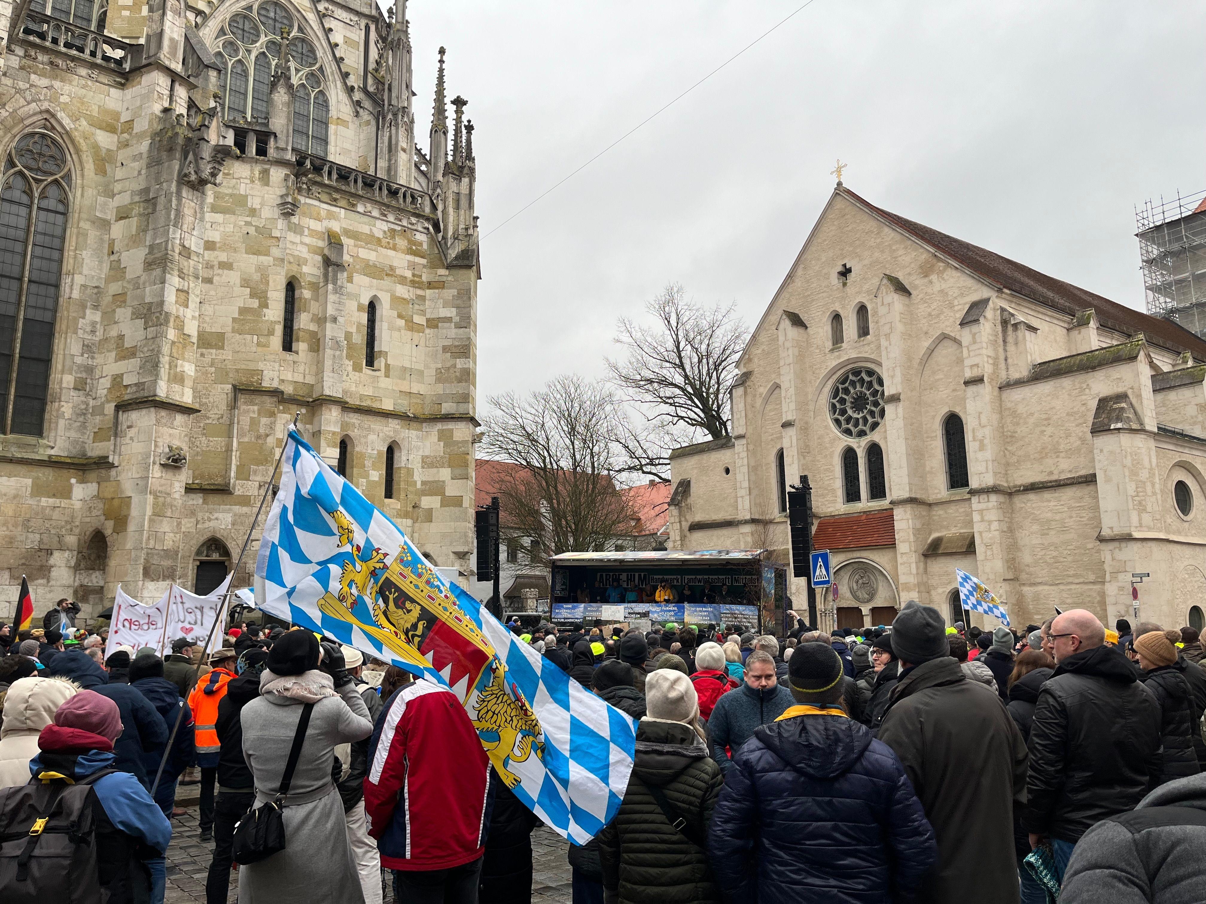 Rund 500 Teilnehmende zogen auf den Domplatz, wo die Kundgebung stattfand. Einige von ihnen hatten Deutschlandfahnen und Bayernfahnen dabei.