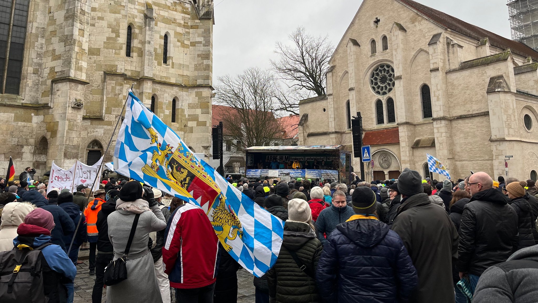 Rund 500 Teilnehmende zogen auf den Domplatz, wo die Kundgebung stattfand. Einige von ihnen hatten Deutschlandfahnen und Bayernfahnen dabei.