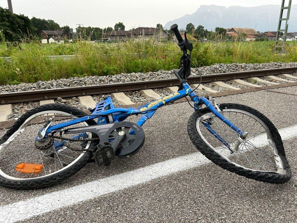Ein zerbeultes Fahrrad eines Jugendlichen.
