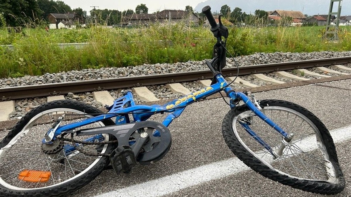 Ein zerbeultes Fahrrad eines Jugendlichen.