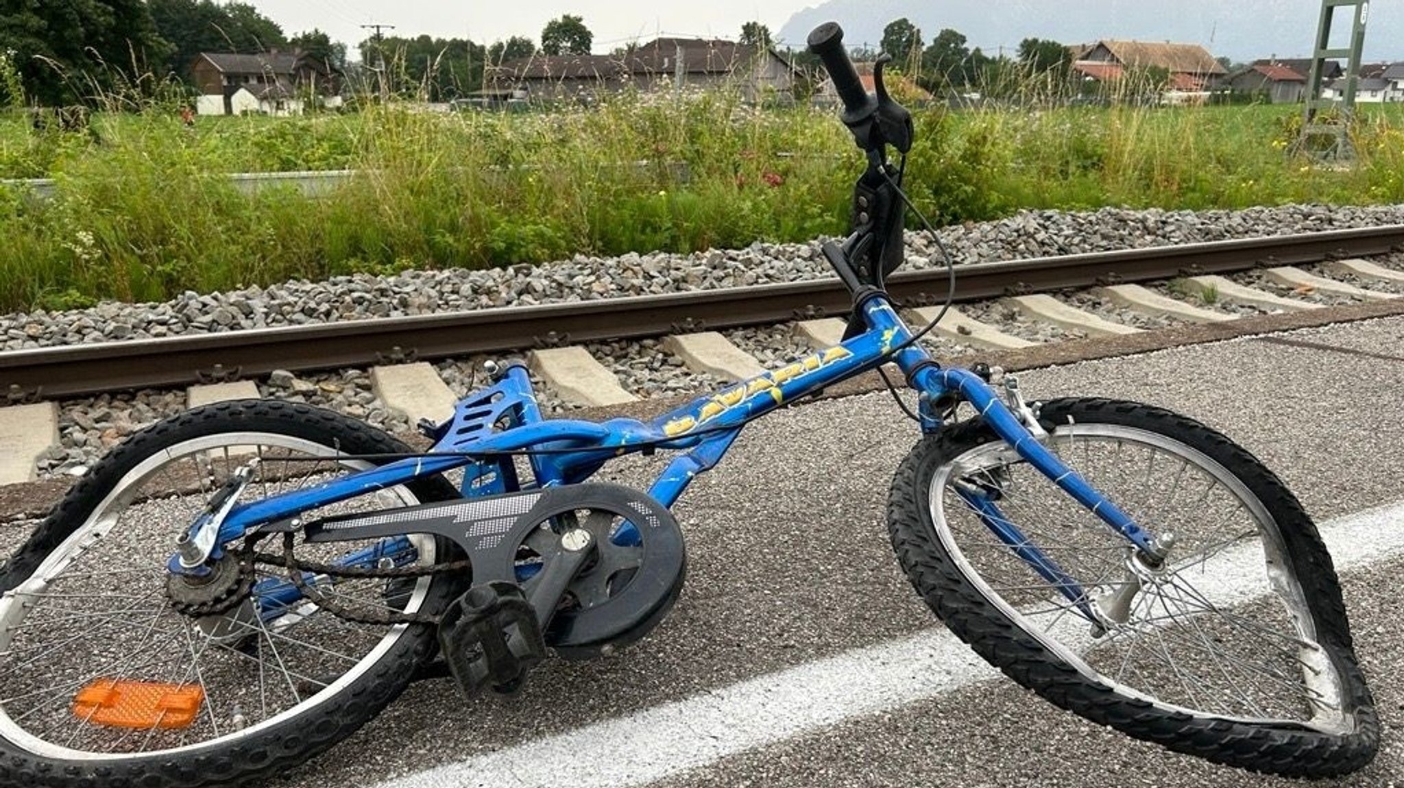 Im Sog des Zugs: Unterschätzte Gefahren am Bahnübergang