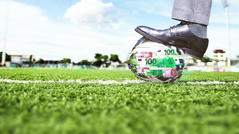 Manager drückt mit seinem Fuß auf einen Fußball der zum Teil aus Euroscheinen besteht | Bild: Bildrechte: BR/AdobeStock/tungphotoBildbearbeitung und -montage: BR/Christopher Roos von Rosen/Hannah Wiesner Manager drückt mit seinem Fuß auf einen Fußball der zum Teil aus Euroscheinen besteht