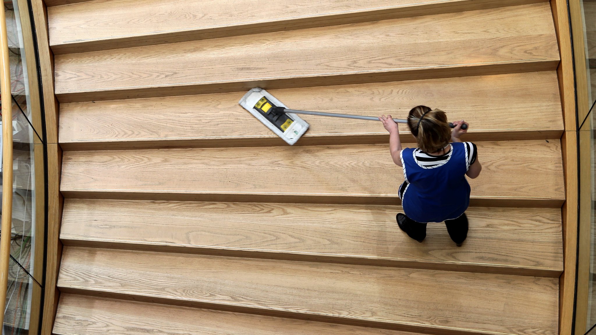 Eine Frau putzt eine Treppe (Archivbild)