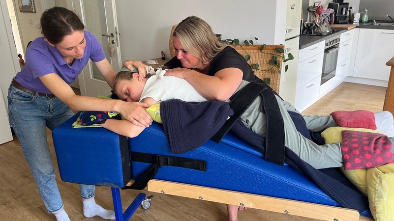 Helena hat das Rett-Syndrom, bei der Pflege bekommt ihre Mutter Unterstützung vom Pflegedienst. | Bild: Astrid Uhr Helena hat das Rett-Syndrom, bei der Pflege bekommt ihre Mutter Unterstützung vom Pflegedienst.