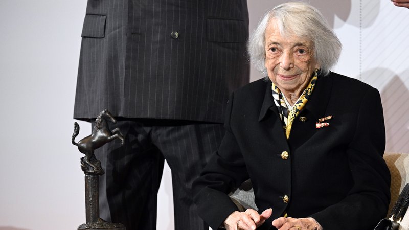 Die 103 Jahre alte Holocaust-Überlebende Margot Friedländer freut sich über den "Sonderpreis des Internationalen Preises des Westfälischen Friedens", der ihr bei der Westfälischen Friedenskonferenz verliehen wurde. | Bild: icture alliance/dpa/dpa Pool | Federico Gambarini Die 103 Jahre alte Holocaust-Überlebende Margot Friedländer freut sich über den "Sonderpreis des Internationalen Preises des Westfälischen Friedens", der ihr bei der Westfälischen Friedenskonferenz verliehen wurde.