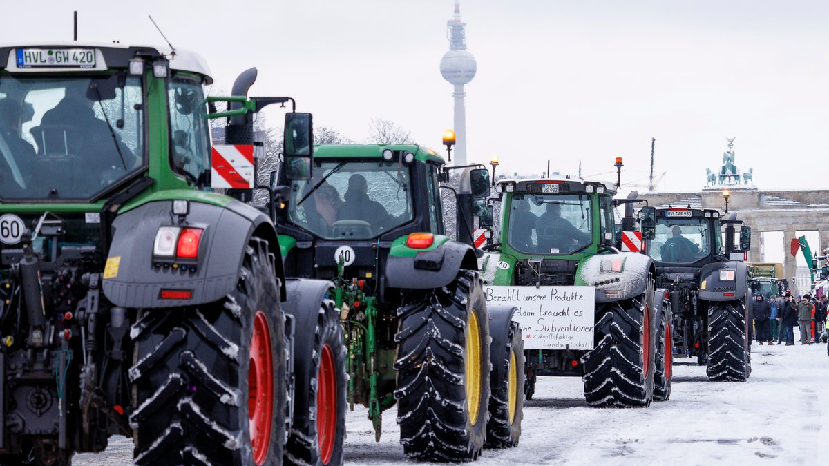 Berlin, 16.01.24: Zahlreiche Traktoren fahren auf der Straße des 17. Juni zum Brandenburger Tor.