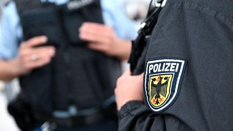 Polizist in Uniform. | Bild: dpa-Bildfunk/Sven Hoppe Polizist in Uniform.