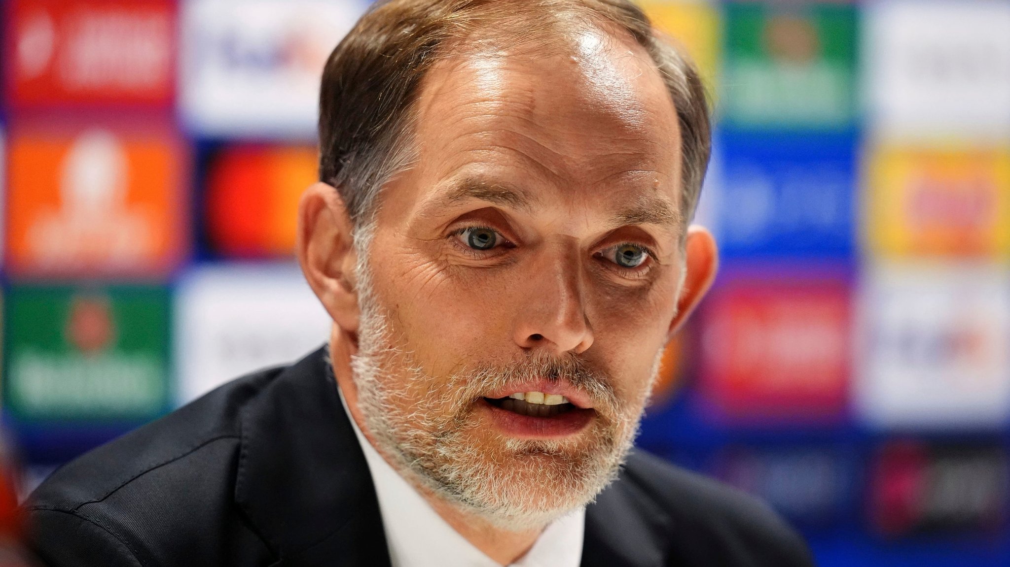 08.04.2024, Großbritannien, London: Fußball: Champions League, vor dem Viertelfinal-Hinspiel FC Arsenal - Bayern München, Pressekonferenz, FC Bayern, Emirates-Stadion: Thomas Tuchel, Trainer von Bayern München, spricht. Bayern München trifft im Viertelfinal-Hinspiel der Champions League auf den FC Arsenal. 