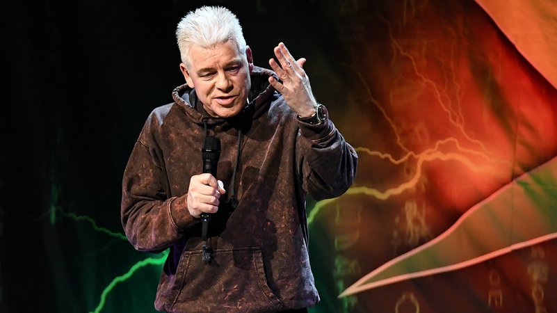 Michael Mittermeier auf der Bühne in Bamberg | Bild: picture alliance / Pressefoto Evans | Ryan Evans Michael Mittermeier auf der Bühne in Bamberg