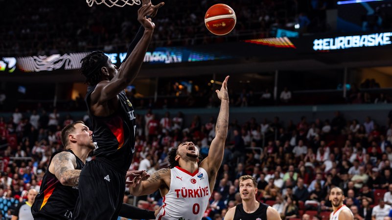 Isaak Bonga punktet | Bild: picture alliance / nordphoto GmbH | Trienitz Isaak Bonga punktet