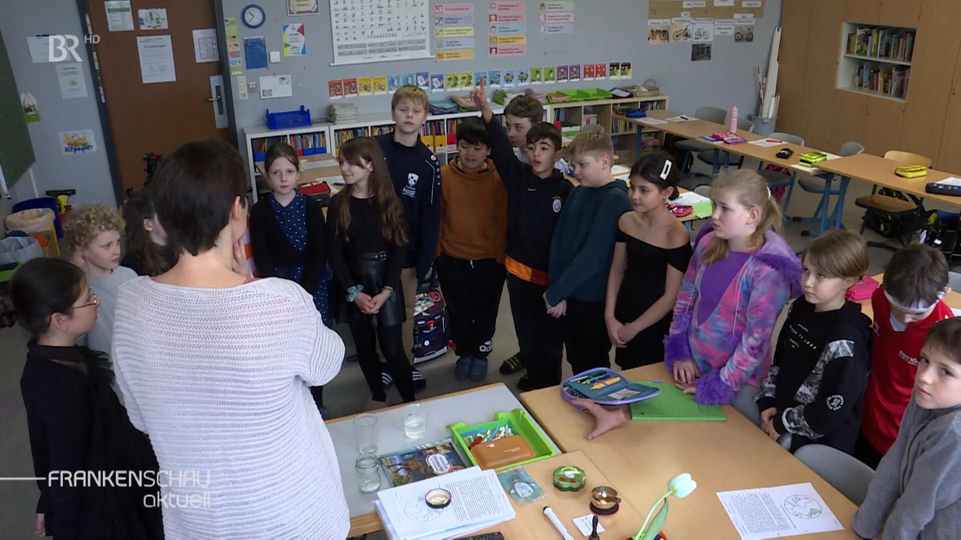 Eine Grundschulklasse mitten im Unterricht.