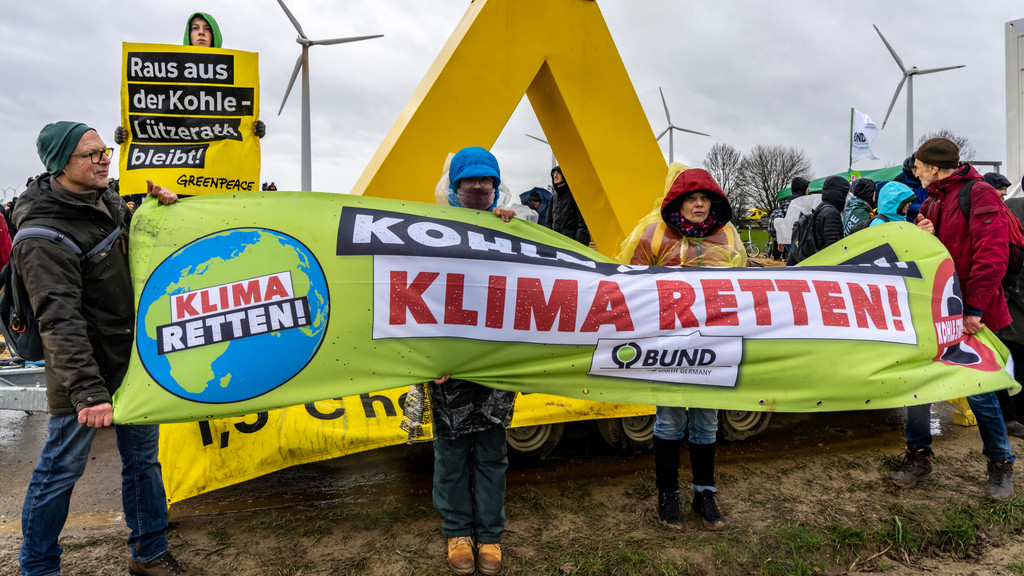 Demonstranten mit Transparent "Klima retten"