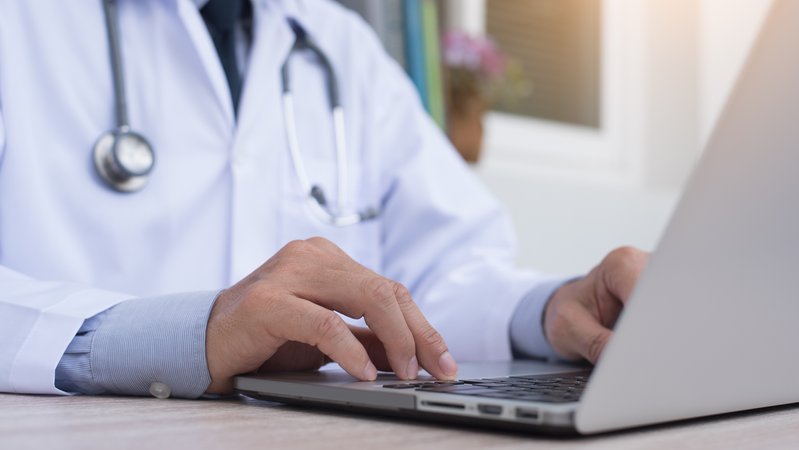 Ein Arzt am Laptop (Symbolbild) | Bild: stock.adobe.com/tippapatt Ein Arzt am Laptop (Symbolbild)