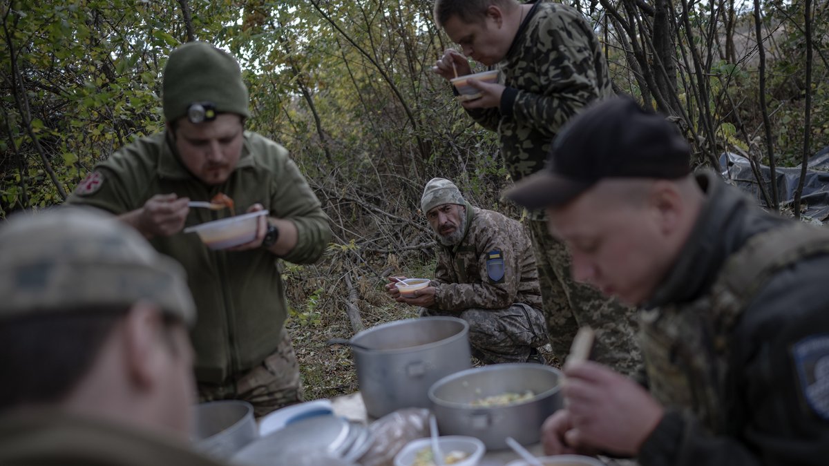 Ukrainische Soldaten beim Essen