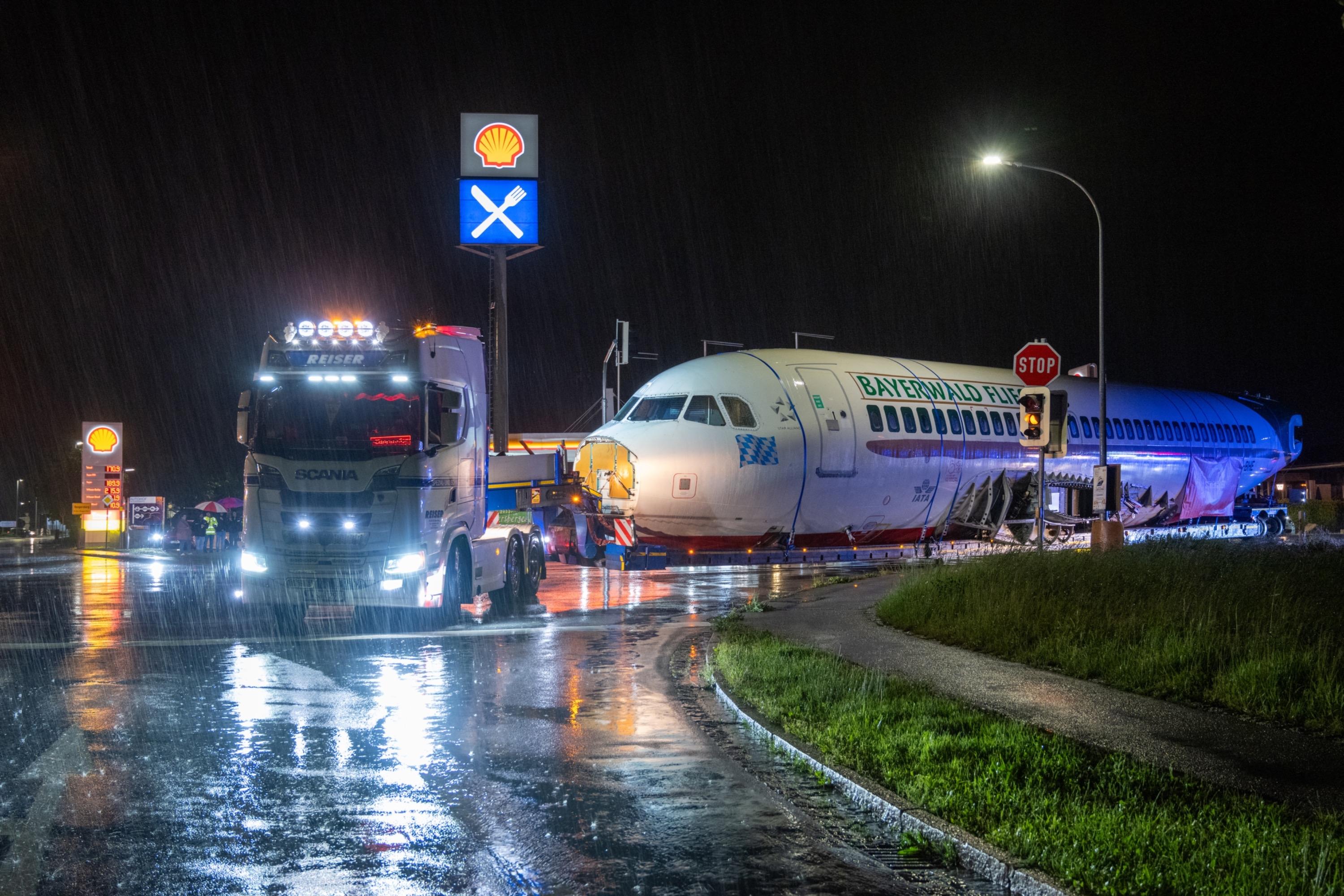 Ein Linienflugzeug wird auf der Straße transportiert.