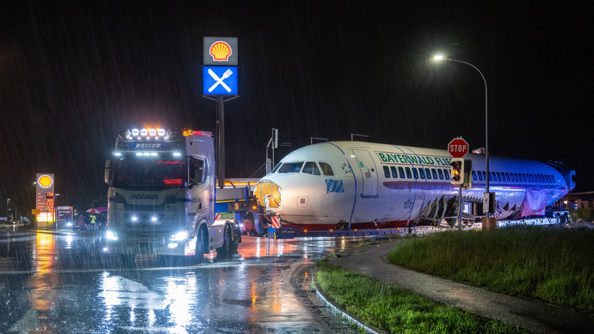 Ein Linienflugzeug wird auf der Straße transportiert.