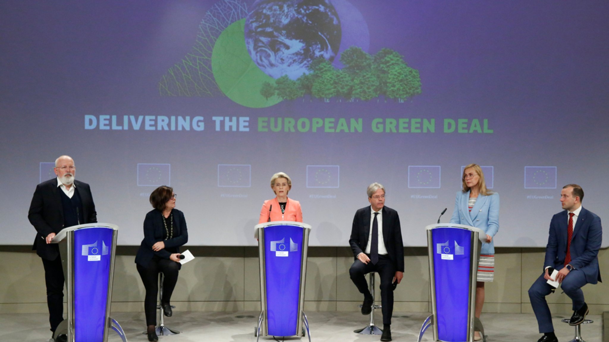 Ursula von der Leyen, EU-Kommissionspräsidentin, und Frans Timmermans, Vizepräsident der EU-Kommission, sprechen bei einer Pressekonferenz.