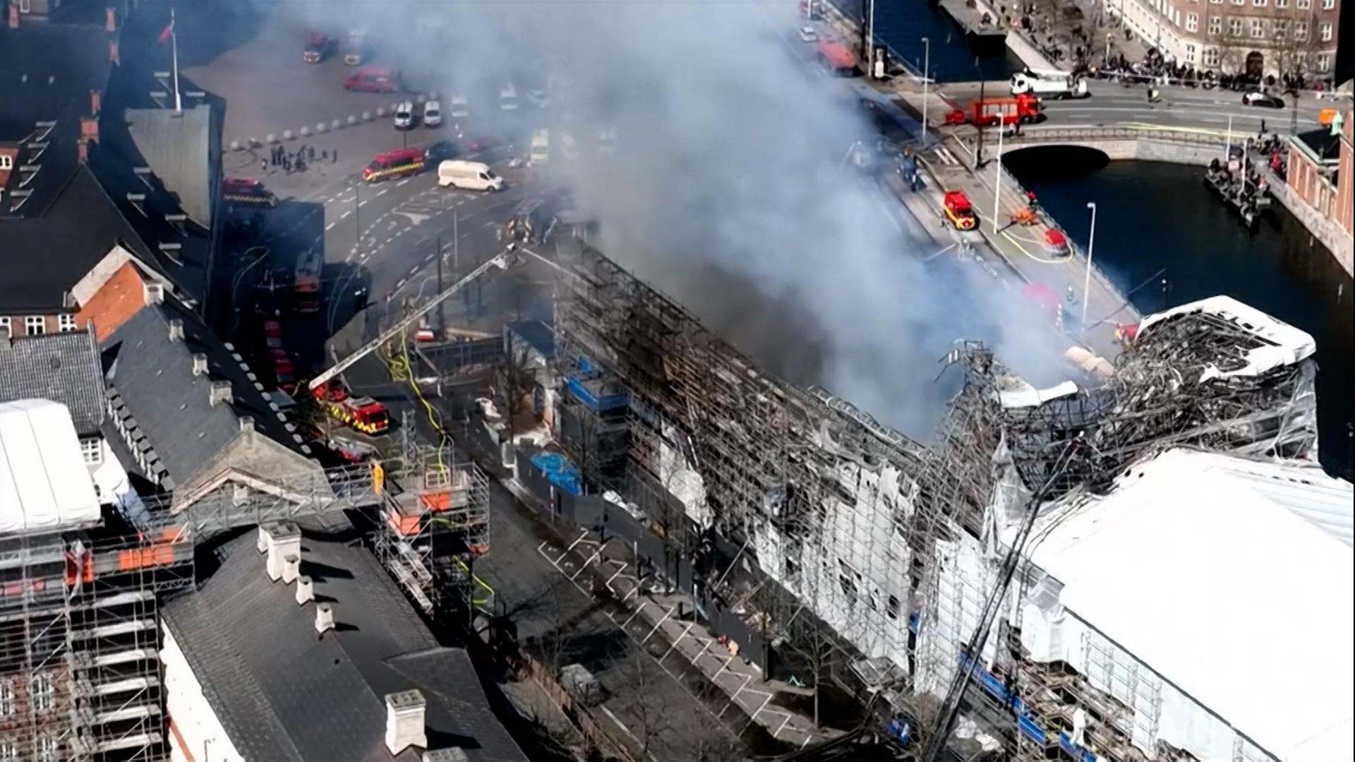 In Kopenhagen brennt die alte Börse, ein Wahrzeichen der dänischen Hauptstadt. 
