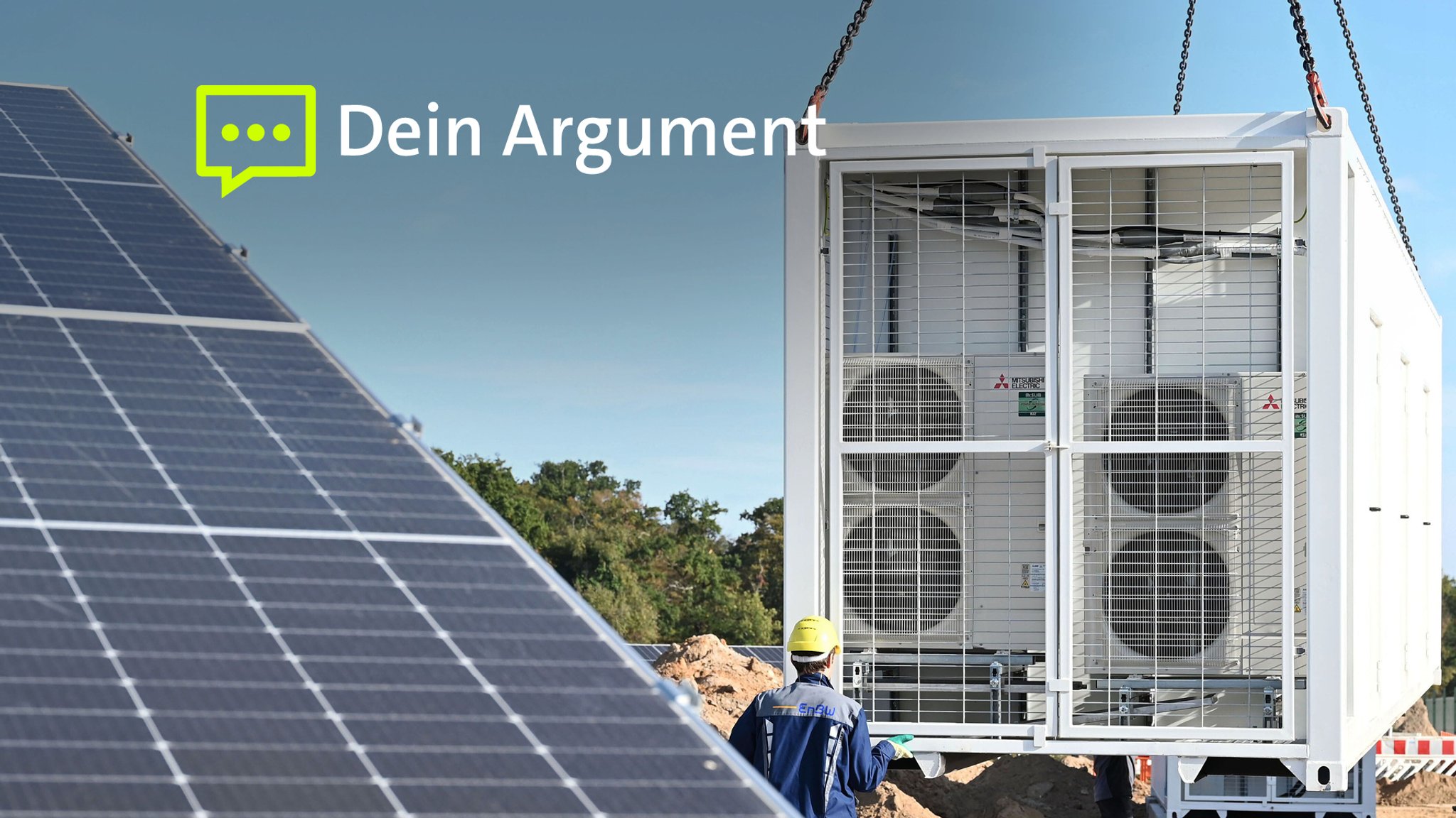 An einem fast fertigen Solarpark des Energieversorgers EnBW werden zwei Batteriespeicher angeliefert. 
