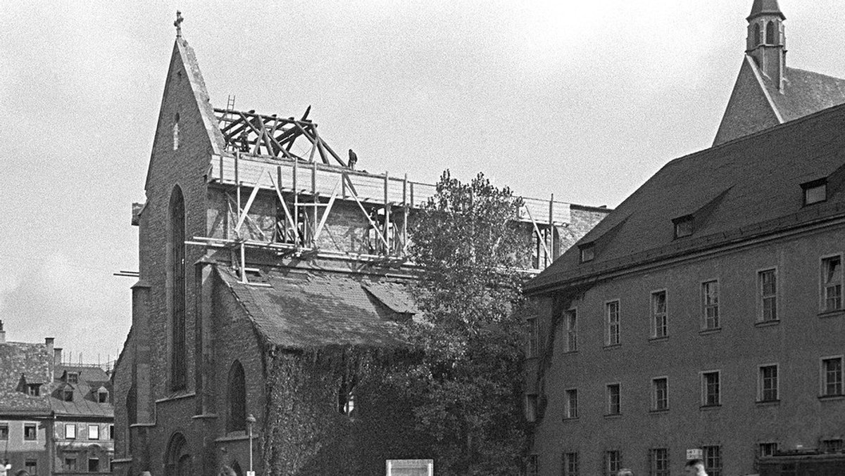 Die zerstörte Regensburger Minoritenkirche. Ganz in der Nähe hatte die NS-Kreisleitung ihren Sitz