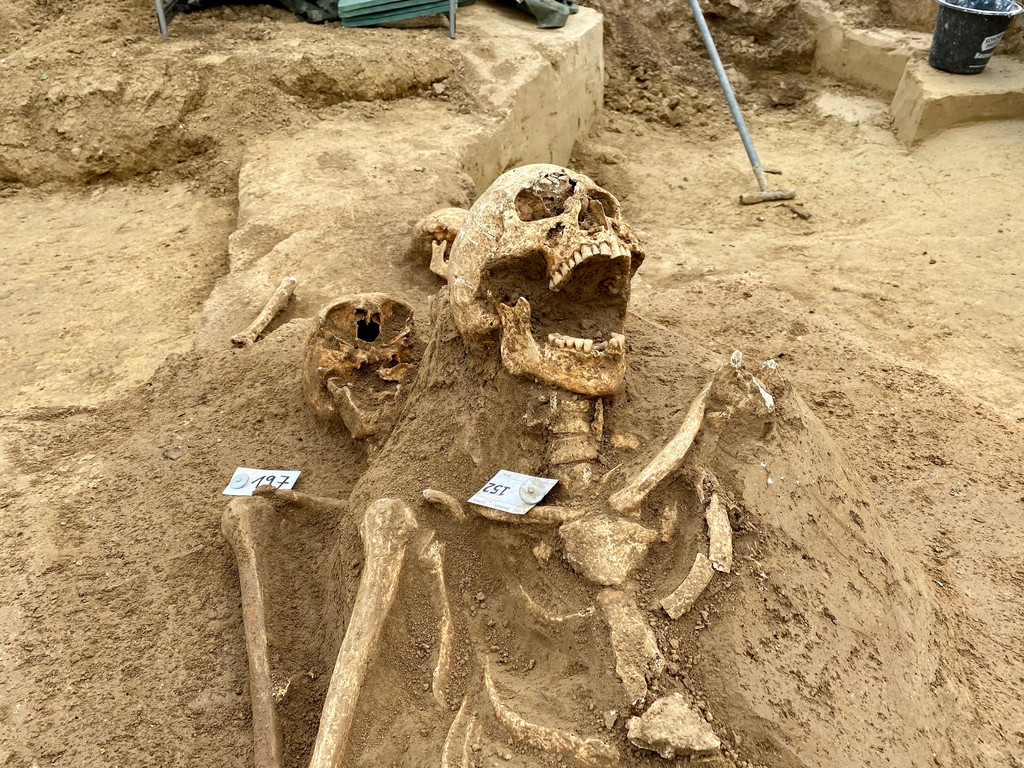 Archäologen entdecken großen mittelalterlichen Friedhof in Niederbayern