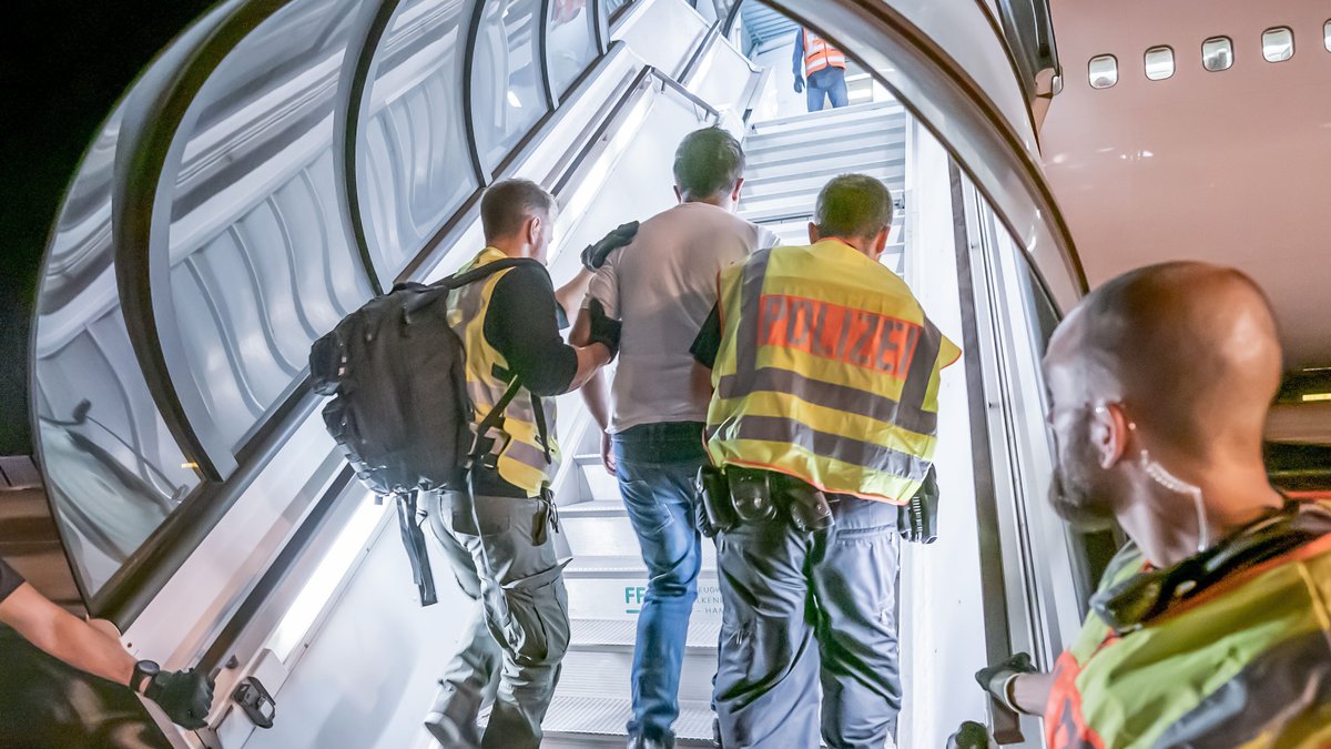 Dobrindt: Abschiebeabkommen mit Taliban kurz vor Abschluss