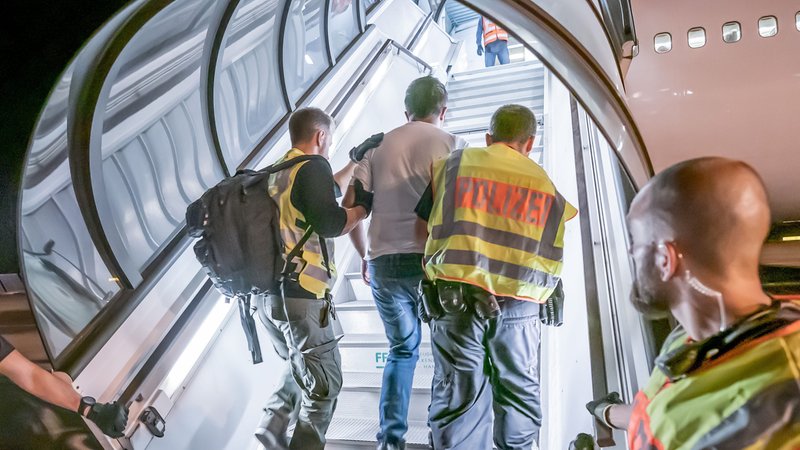 Archivbild: Abschiebeflug nach Afghanistan im Jahr 2019 | Bild: picture alliance/dpa | Michael Kappeler Archivbild: Abschiebeflug nach Afghanistan im Jahr 2019