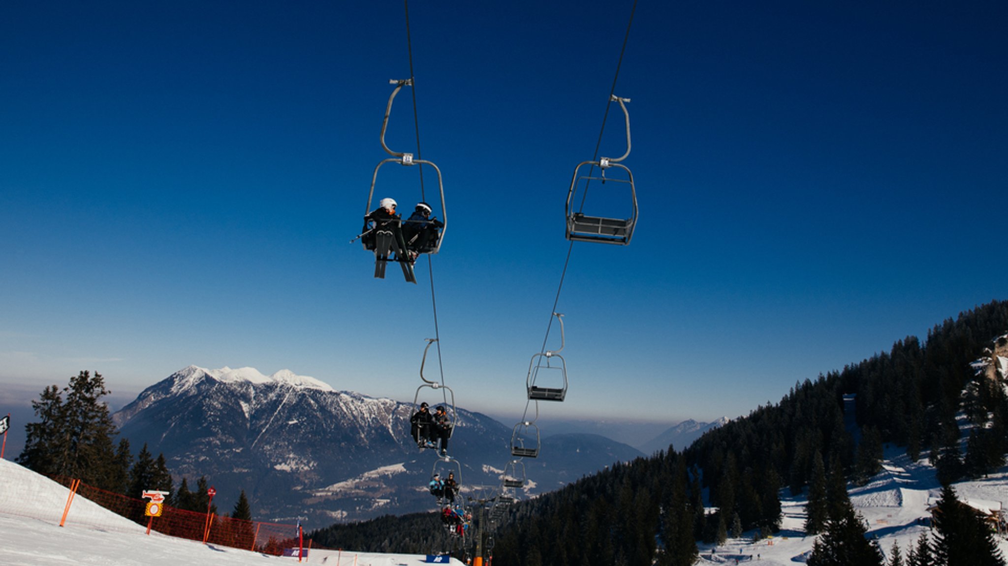 Vor gut einer Woche ist ein ein siebenjähriger Junge aus einem Skilift in Nesselwang im Allgäu gefallen.