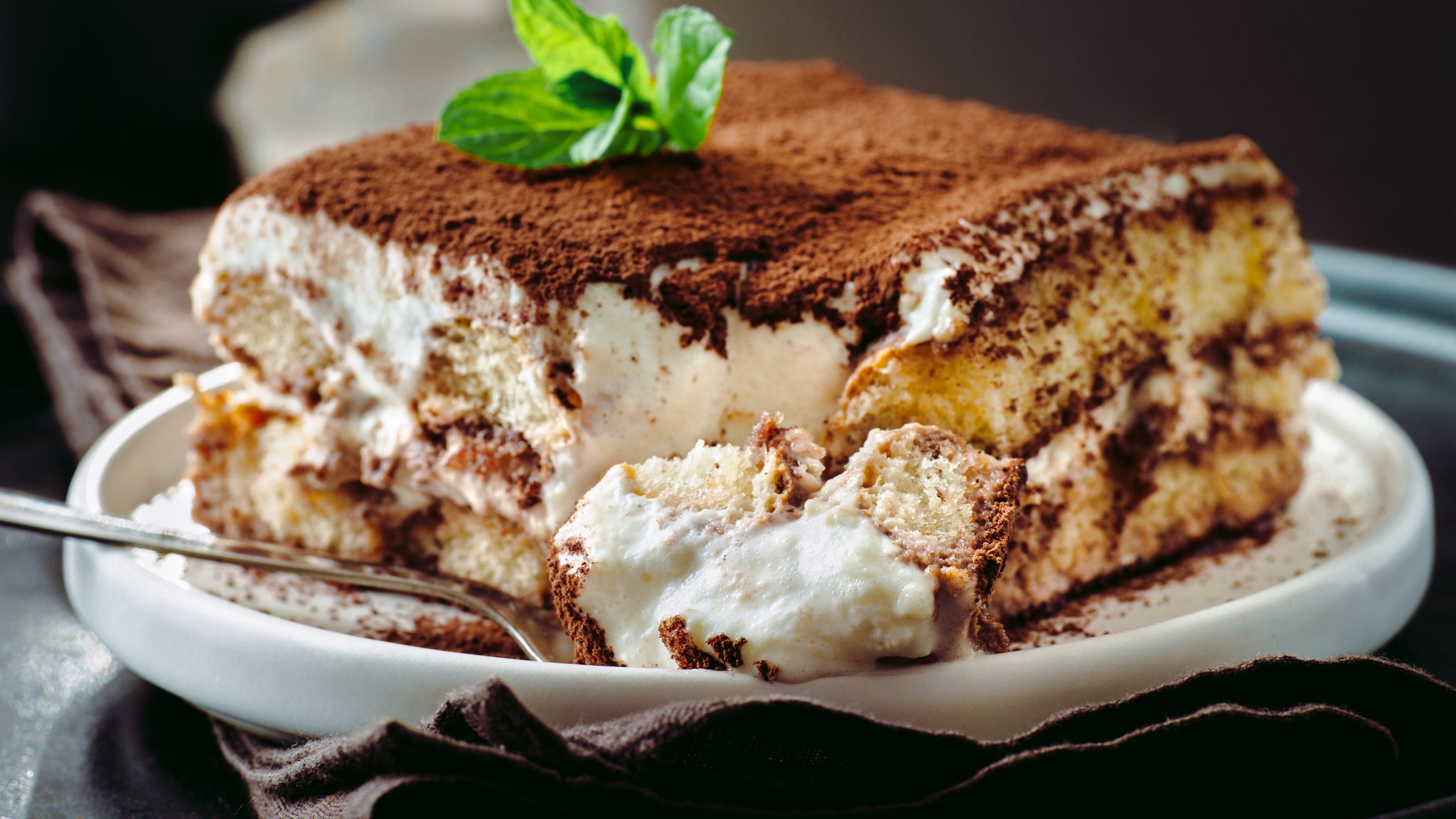 Ein Stück Tiramisu ist appetitlich auf einem Teller mit einer Gabel angerichtet | Bild: colourbox Ein Stück Tiramisu ist appetitlich auf einem Teller mit einer Gabel angerichtet