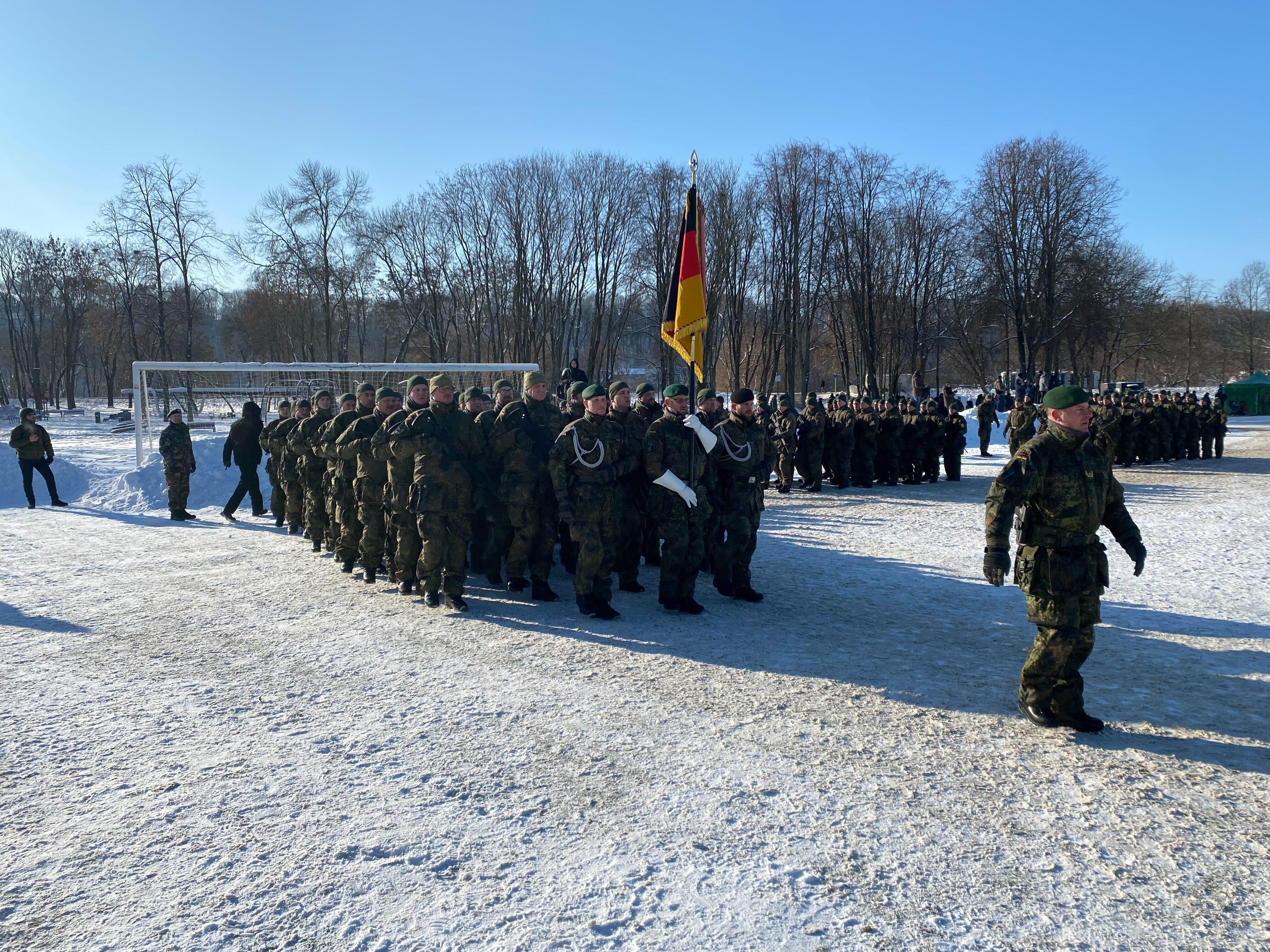 Deutsche Soldaten marschieren in Formation beim Übergabeappell. Die Bundeswehr-Brigade übernimmt das Kommando über den Nato-Kampfverband in Litauen.