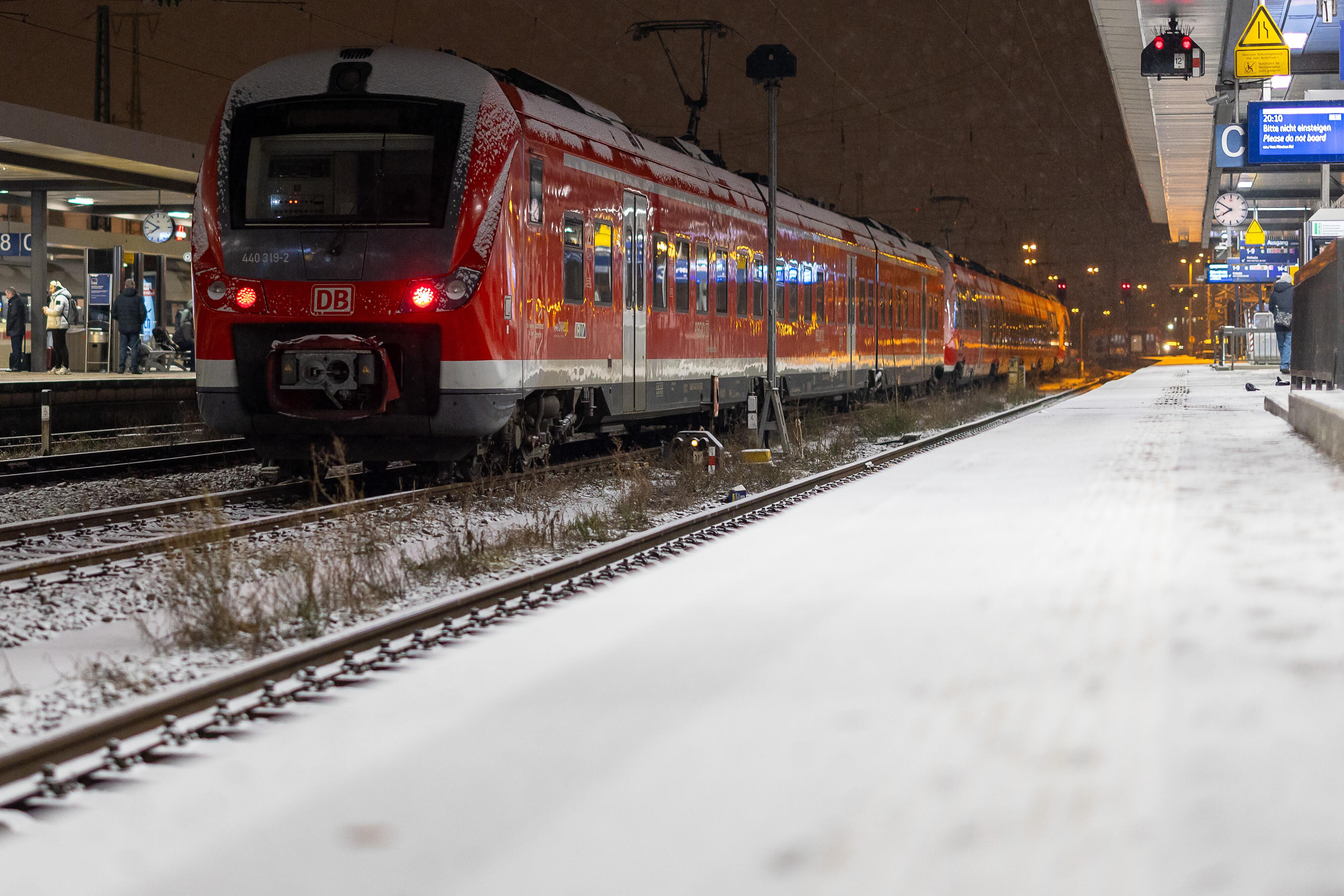 Ein Regionalzug im verschneiten Bahnhof Nürnberg (Archivbild)