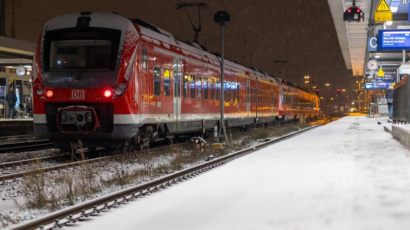 Ein Regionalzug im verschneiten Bahnhof Nürnberg (Archivbild) | Bild: picture alliance / Eibner-Pressefoto | Eibner-Pressefoto/Ardan Fuessman Ein Regionalzug im verschneiten Bahnhof Nürnberg (Archivbild)