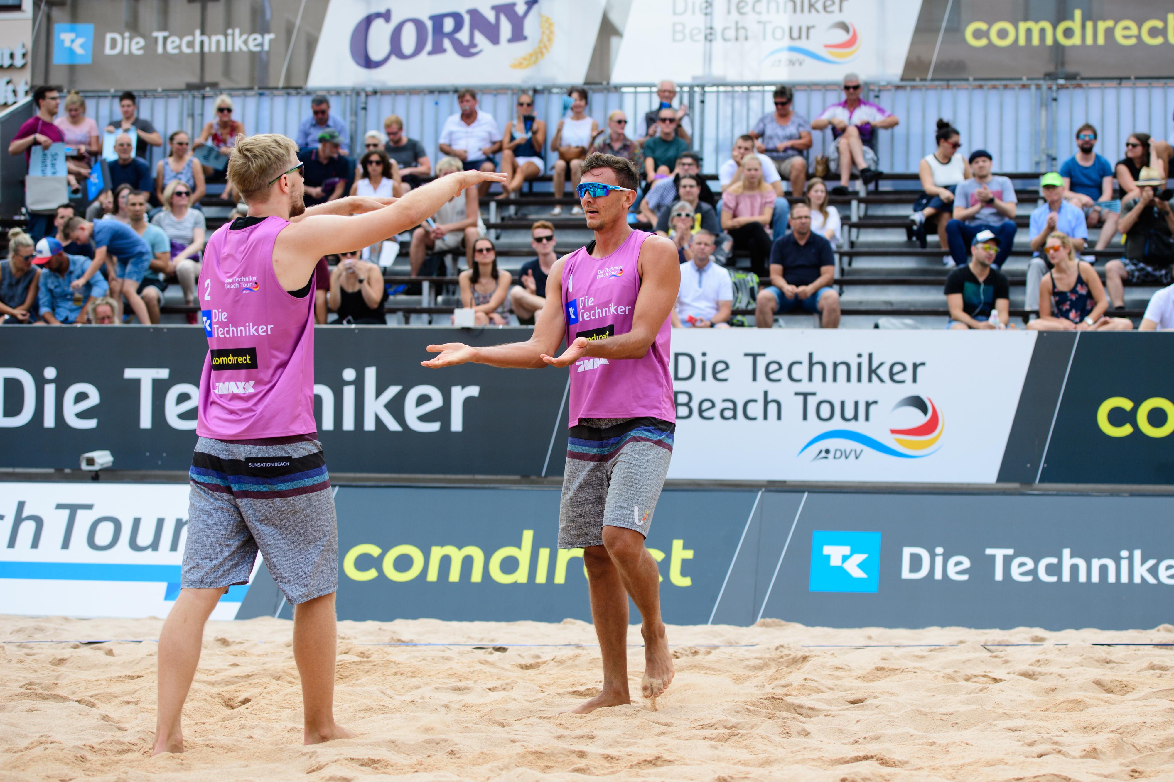 Die amtierenden bayerischen Beachvolleyball-Meister Lennart Kroha und Harry Schlegel | Bild: picture-alliance/dpa Die amtierenden bayerischen Beachvolleyball-Meister Lennart Kroha und Harry Schlegel