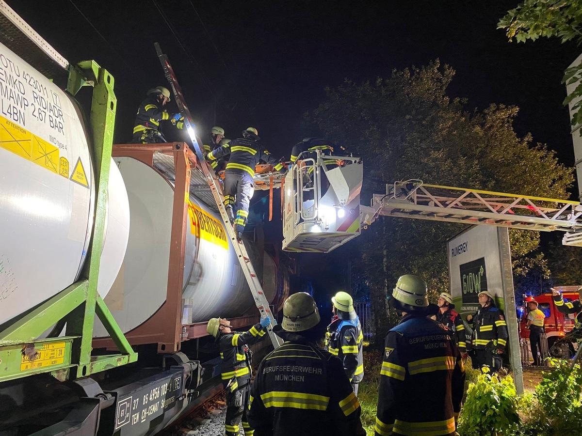 Einsatzkräfte holen den verletzten Jugendlichen mit Drehleiter vom Kesselwagen