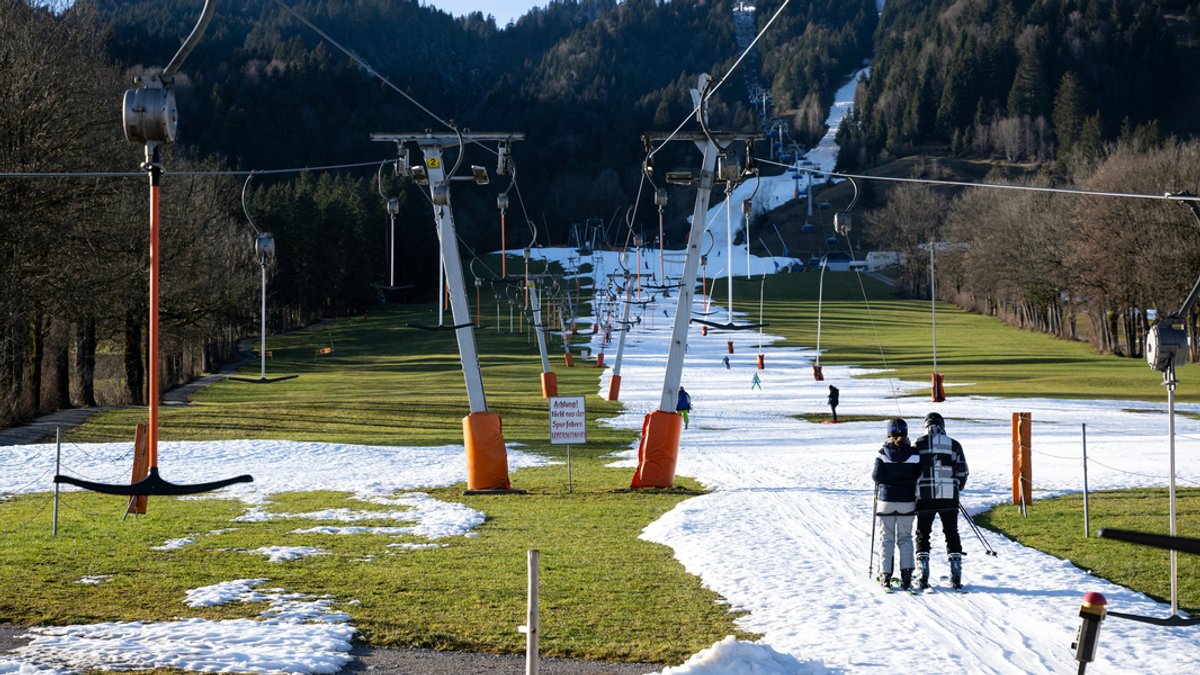 28.12.2022, Bayern, Lenggries: Wintersportler fahren am Draxlhang im Skigebiet Brauneck mit einem Schlepplift die Piste hinauf. 