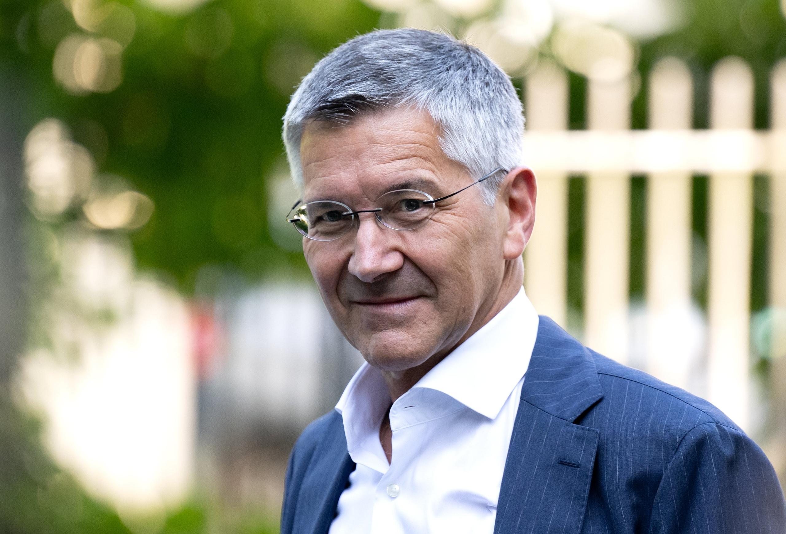 ARCHIV - 28.08.2024, Bayern, München: Herbert Hainer, Präsident von München, kommt zu einem Empfang bei Ministerpräsident Söder. Söder hat die Spielerinnen und das Trainerteam für den Gewinn der Deutschen Meisterschaft 2023/24 geehrt. (zu dpa: «Bayern-Präsident Hainer will Musiala langfristig halten») Foto: Sven Hoppe/dpa +++ dpa-Bildfunk +++