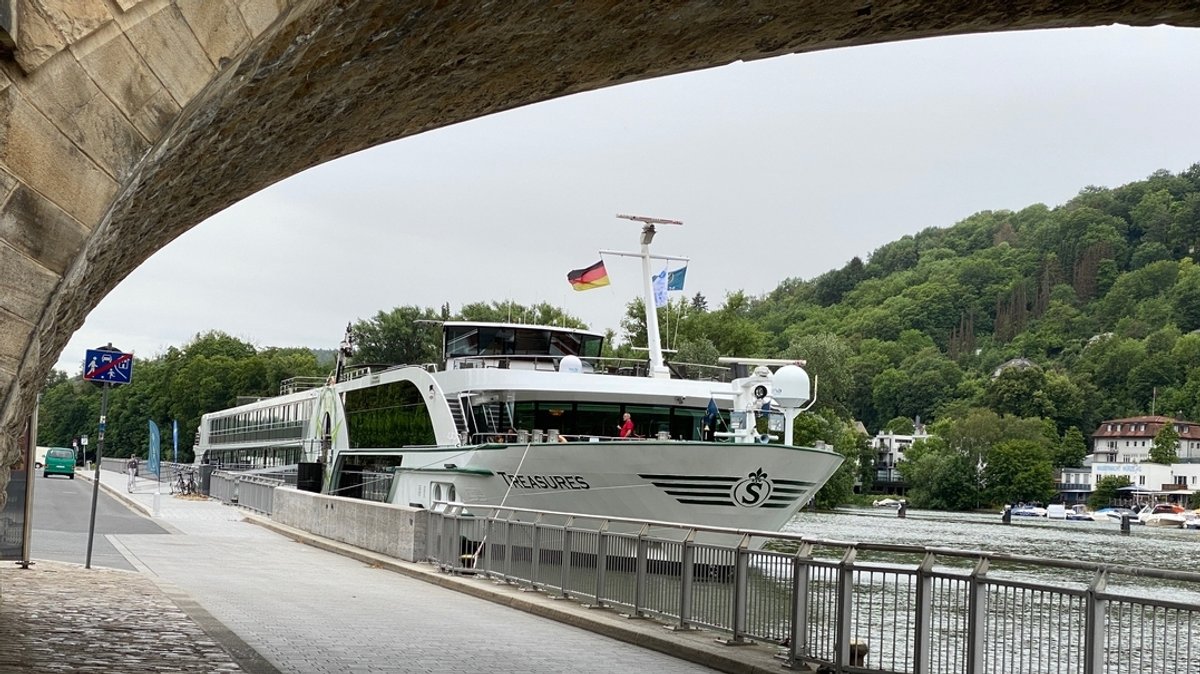 Flusskreuzfahrtschiff auf dem Main in Würzburg