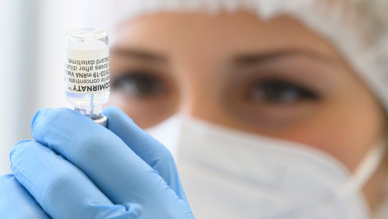 Eine medizinische Mitarbeiterin bereitet den Wirkstoff Comirnaty von Biontech/Pfizer für eine Impfung gegen das Coronavirus vor.
