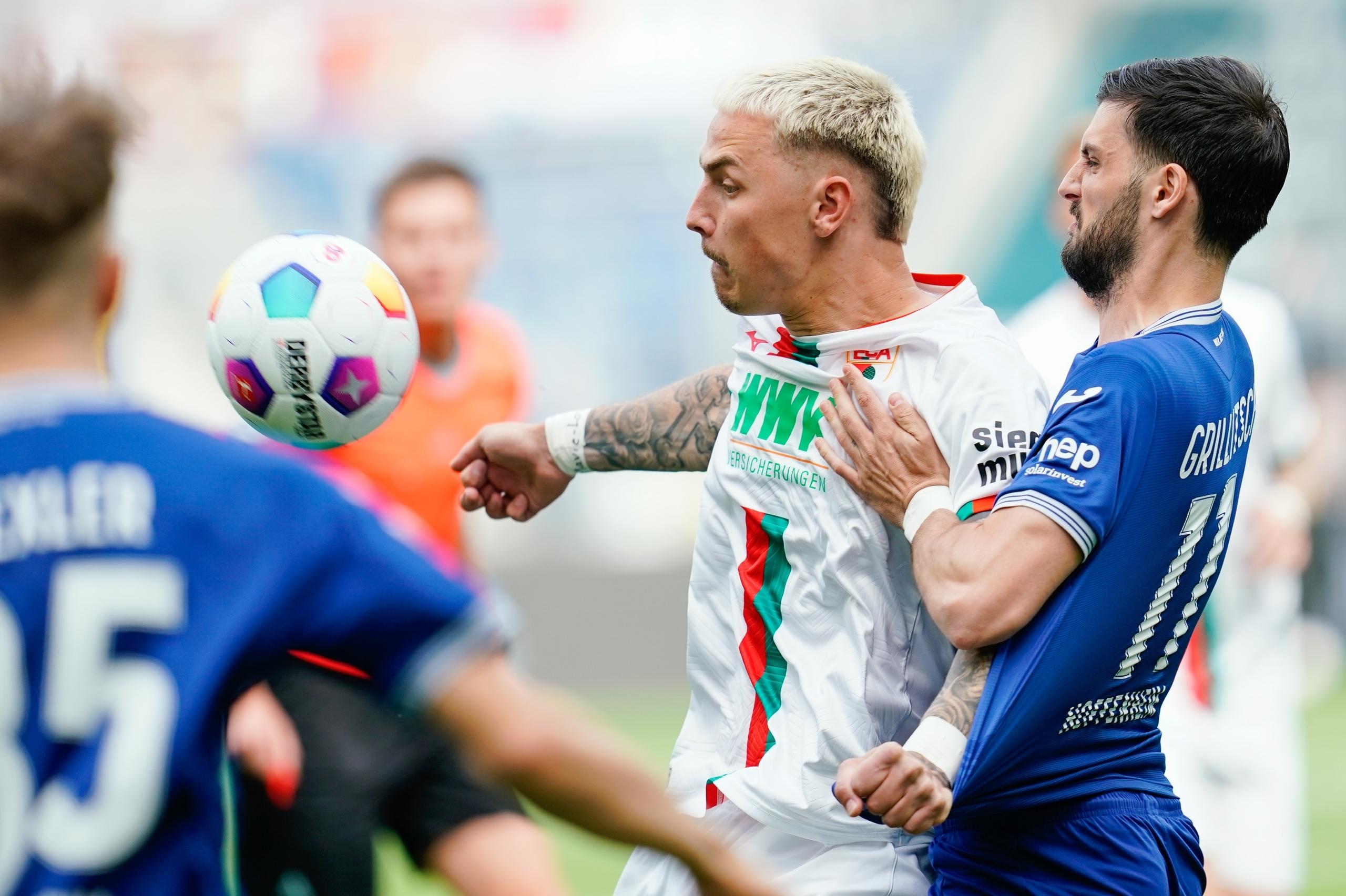 Philipp Tietz (l.) im Zweikampf