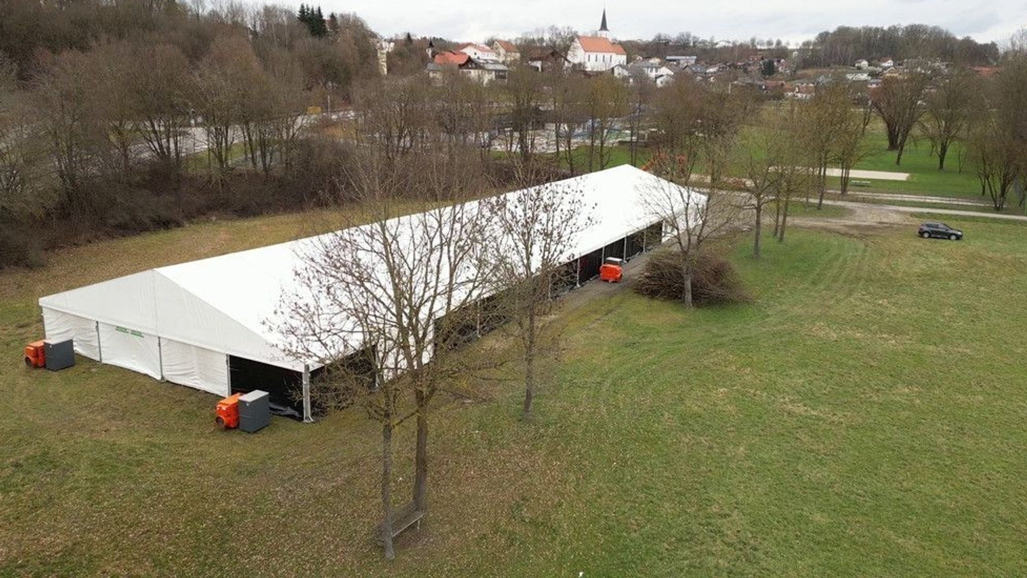 Das Zelt vor den Brandlegungen