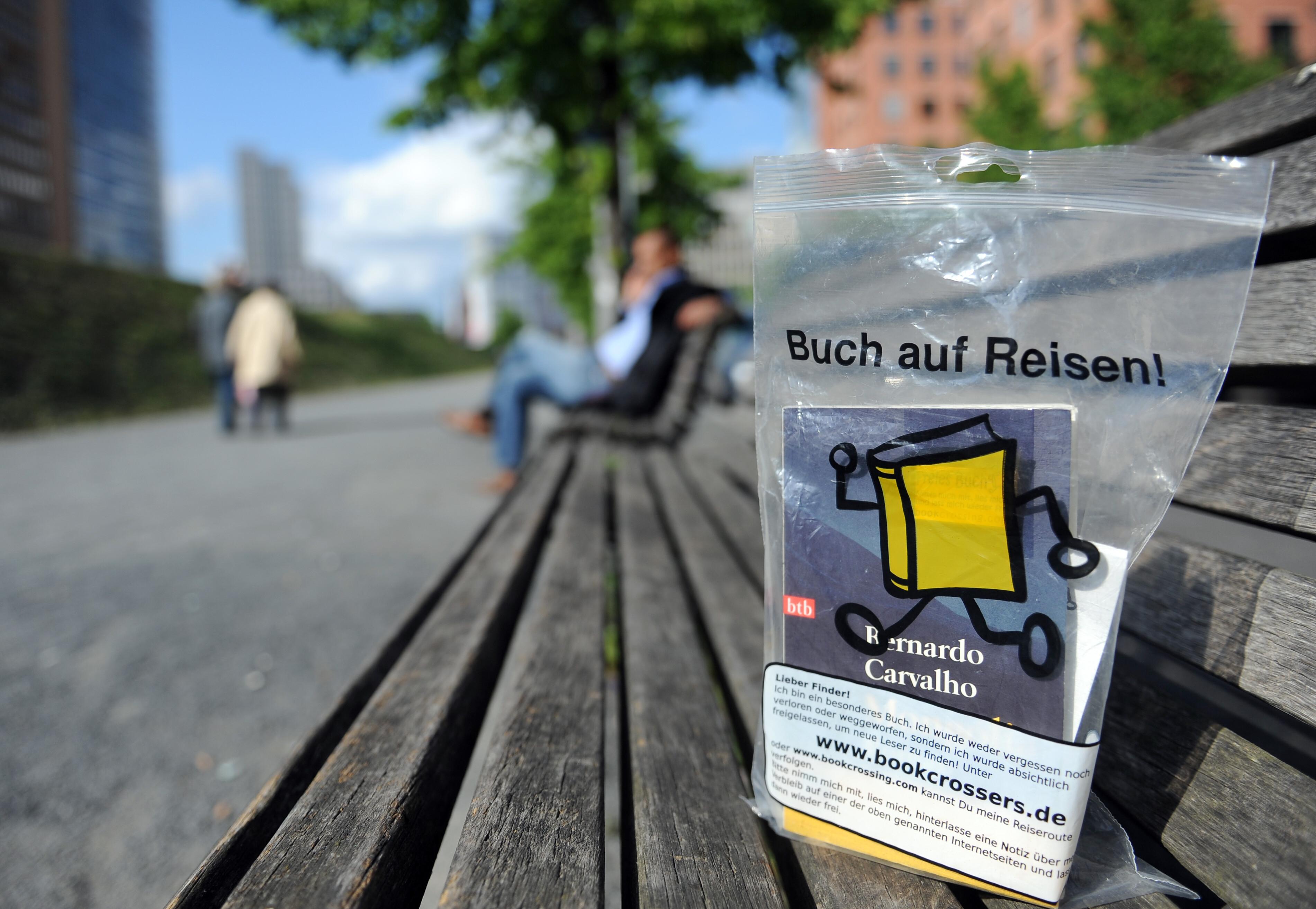 Ein Buch auf einer Parkbank