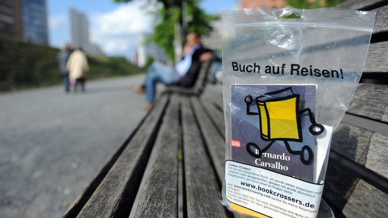 Ein Buch auf einer Parkbank | Bild: picture alliance / dpa | Britta Pedersen Ein Buch auf einer Parkbank