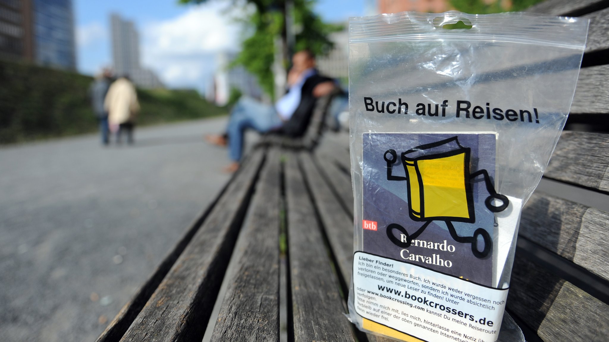 Ein Buch auf einer Parkbank