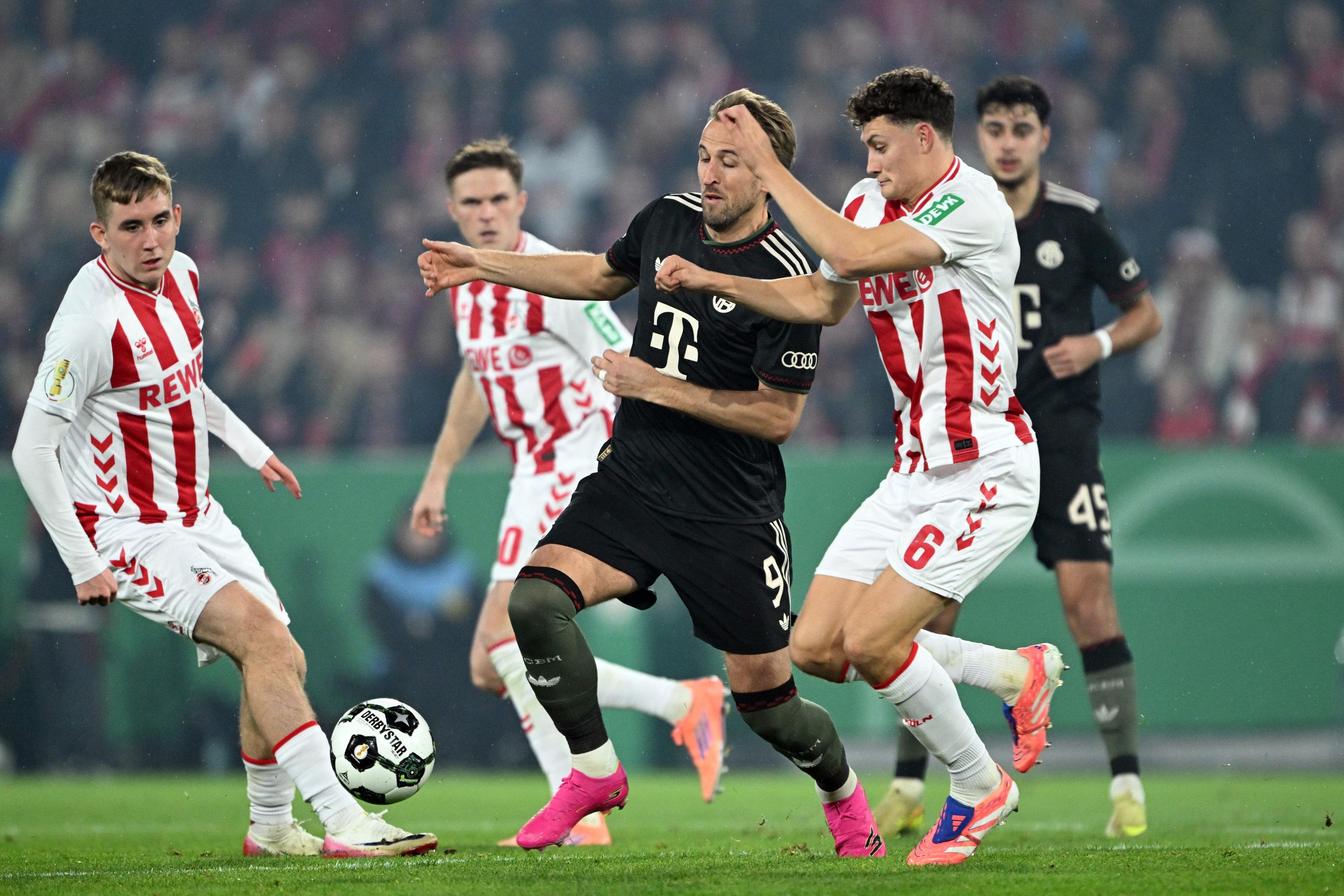 29.10.2025, Nordrhein-Westfalen, Köln: Fußball: DFB-Pokal, 1. FC Köln - Bayern München, 2. Runde, RheinEnergieStadion. Eric Martel (1. FC Köln, r) und Harry Kane (Bayern München) kämpfen um den Ball. Foto: Federico Gambarini/dpa - WICHTIGER HINWEIS: Gemäß den Vorgaben der DFL Deutsche Fußball Liga bzw. des DFB Deutscher Fußball-Bund ist es untersagt, in dem Stadion und/oder vom Spiel angefertigte Fotoaufnahmen in Form von Sequenzbildern und/oder videoähnlichen Fotostrecken zu verwerten bzw. verwerten zu lassen. +++ dpa-Bildfunk +++