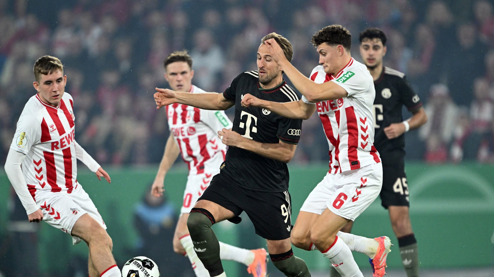 29.10.2025, Nordrhein-Westfalen, Köln: Fußball: DFB-Pokal, 1. FC Köln - Bayern München, 2. Runde, RheinEnergieStadion. Eric Martel (1. FC Köln, r) und Harry Kane (Bayern München) kämpfen um den Ball. Foto: Federico Gambarini/dpa - WICHTIGER HINWEIS: Gemäß den Vorgaben der DFL Deutsche Fußball Liga bzw. des DFB Deutscher Fußball-Bund ist es untersagt, in dem Stadion und/oder vom Spiel angefertigte Fotoaufnahmen in Form von Sequenzbildern und/oder videoähnlichen Fotostrecken zu verwerten bzw. verwerten zu lassen. +++ dpa-Bildfunk +++ | Bild: dpa-Bildfunk/Federico Gambarini 29.10.2025, Nordrhein-Westfalen, Köln: Fußball: DFB-Pokal, 1. FC Köln - Bayern München, 2. Runde, RheinEnergieStadion. Eric Martel (1. FC Köln, r) und Harry Kane (Bayern München) kämpfen um den Ball. Foto: Federico Gambarini/dpa - WICHTIGER HINWEIS: Gemäß den Vorgaben der DFL Deutsche Fußball Liga bzw. des DFB Deutscher Fußball-Bund ist es untersagt, in dem Stadion und/oder vom Spiel angefertigte Fotoaufnahmen in Form von Sequenzbildern und/oder videoähnlichen Fotostrecken zu verwerten bzw. verwerten zu lassen. +++ dpa-Bildfunk +++