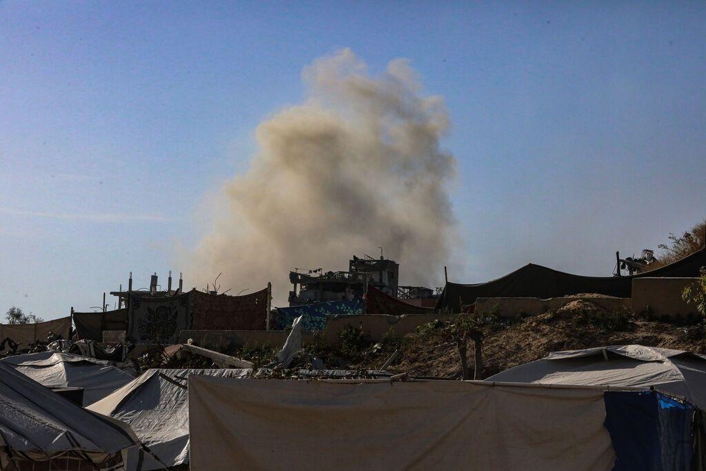 Palästinensische Gebiete, Beit Lahia: Rauch steigt auf von israelischen Luftangriffen auf palästinensische Häuser im nördlichen Gazastreifen am 16. Mai 2025. 