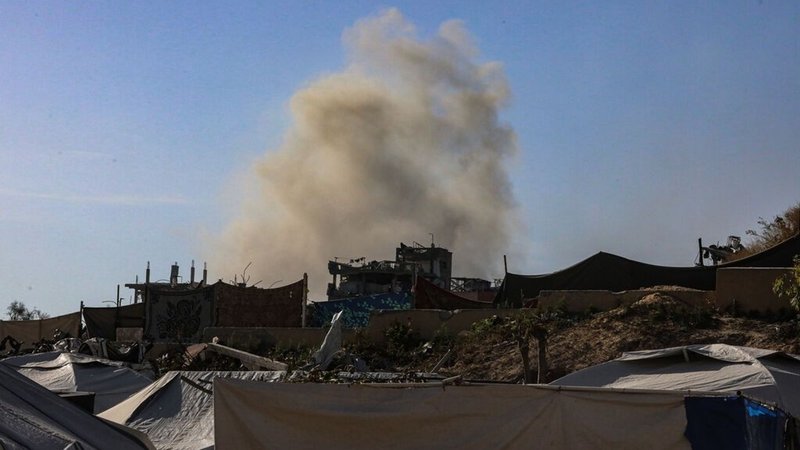 Palästinensische Gebiete, Beit Lahia: Rauch steigt auf von israelischen Luftangriffen auf palästinensische Häuser im nördlichen Gazastreifen am 16. Mai 2025. | Bild: dpa-Bildfunk/Omar Ashtawy Palästinensische Gebiete, Beit Lahia: Rauch steigt auf von israelischen Luftangriffen auf palästinensische Häuser im nördlichen Gazastreifen am 16. Mai 2025.