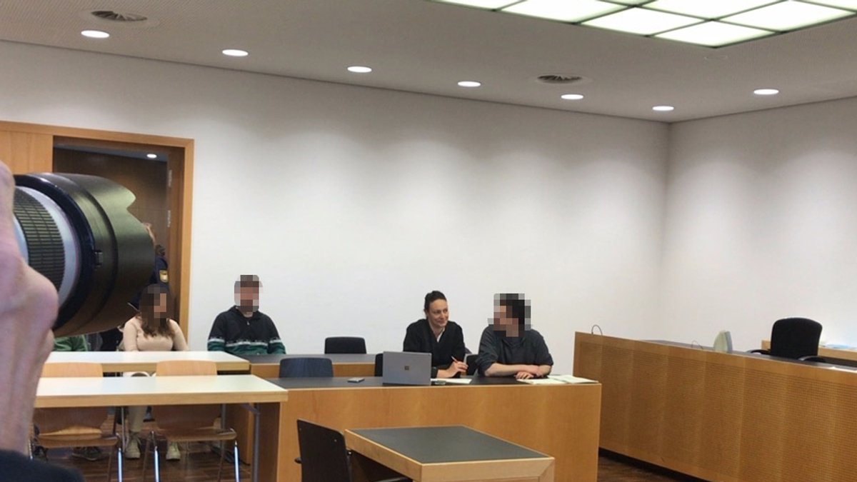 Im Gerichtssaal des Augsburger Amtsgerichts sitzt der angeklagte Klimaaktivist neben seiner Anwältin und wartet auf den Prozessbeginn.