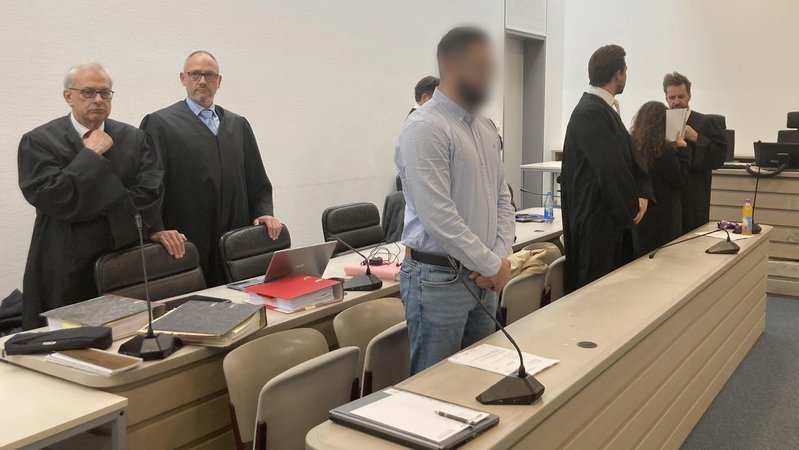 Die Anwälte Klaus Wittmann und Thilo Bals, ein Angeklagter, Anwalt Johannes Makepeace, eine Angeklagte und Anwalt Alexander Stevens stehen im Gerichtsaal. | Bild: dpa-Bildfunk/Sabine Dobel Die Anwälte Klaus Wittmann und Thilo Bals, ein Angeklagter, Anwalt Johannes Makepeace, eine Angeklagte und Anwalt Alexander Stevens stehen im Gerichtsaal.