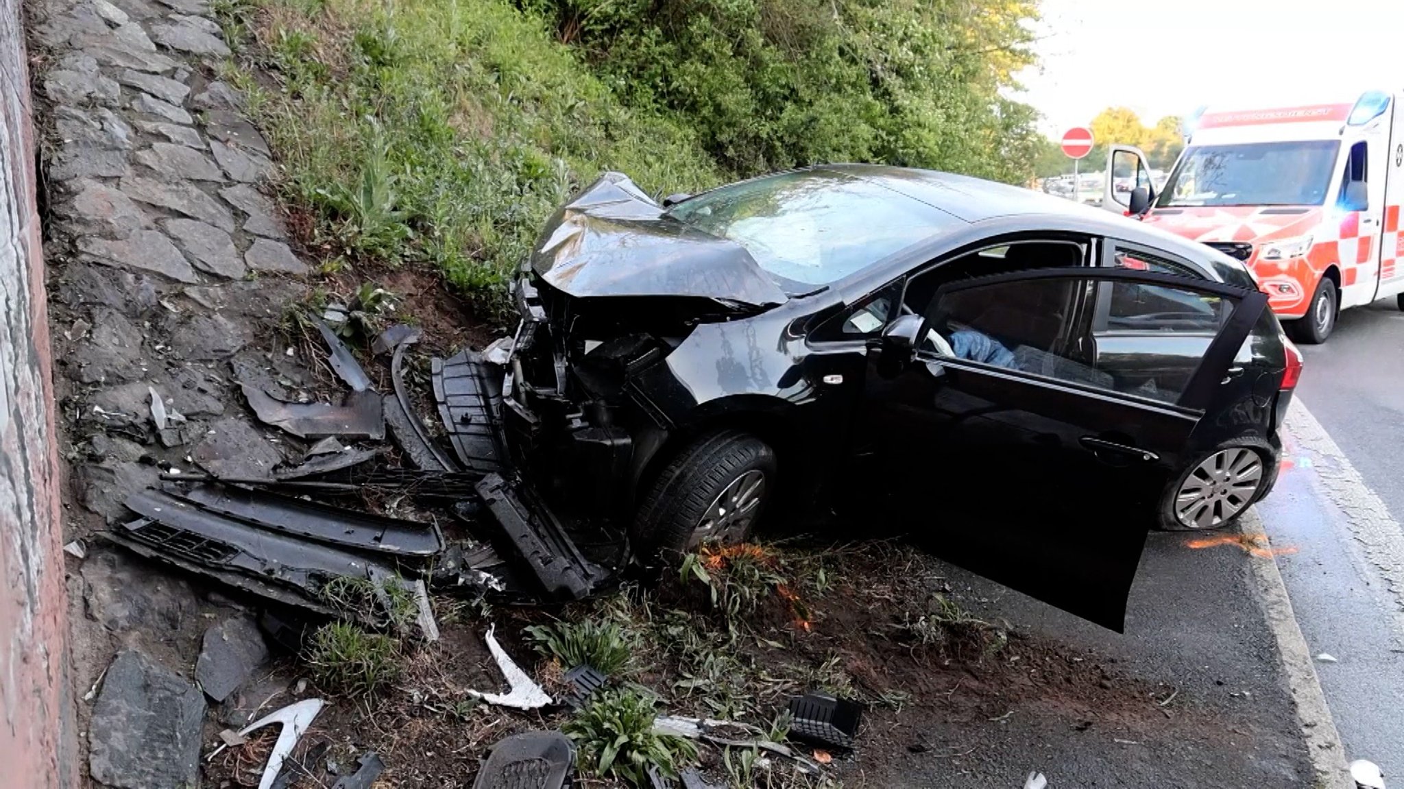 Verunfallter Pkw auf der B8 | Bild: Ralf Hettler Verunfallter Pkw auf der B8
